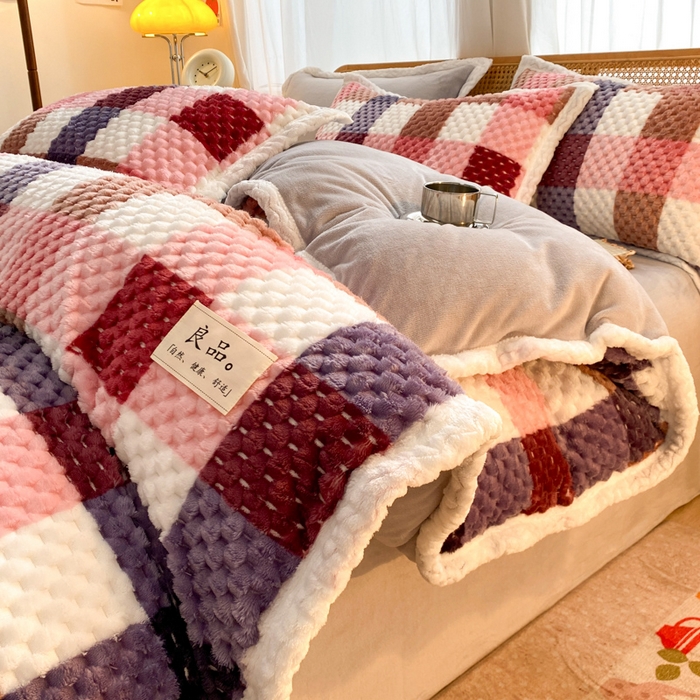 91家纺网 家纺一手货源 找家纺 澳梵家居 2023新款无印风豆豆绒牛奶绒包边工艺四件套 英伦格-红