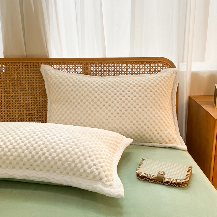 91家纺网 家纺一手货源 找家纺 澳梵家居 2023新款无印风豆豆绒牛奶绒包边工艺四件套 纯品-白豆绿