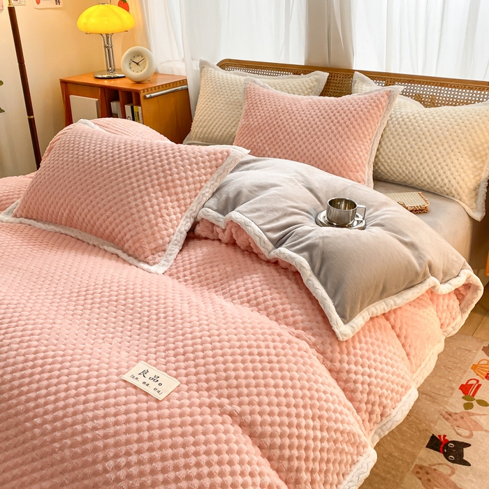 91家纺网 家纺一手货源 找家纺 澳梵家居 2023新款无印风豆豆绒牛奶绒包边工艺四件套 纯品-粉