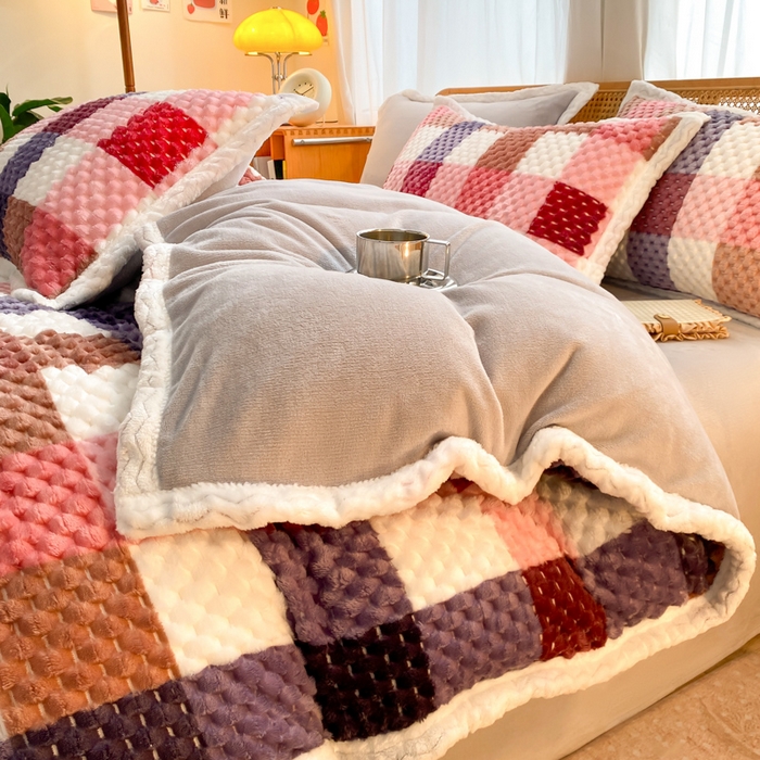 91家纺网 家纺一手货源 找家纺 澳梵家居 2023新款无印风豆豆绒牛奶绒包边工艺四件套 英伦格-红