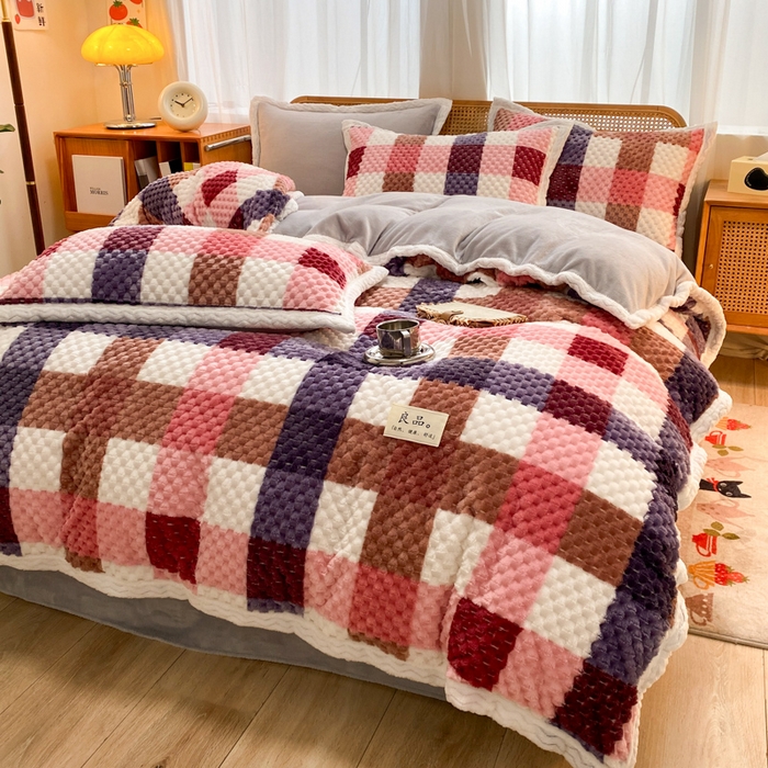 91家纺网 家纺一手货源 找家纺 澳梵家居 2023新款无印风豆豆绒牛奶绒包边工艺四件套 英伦格-红