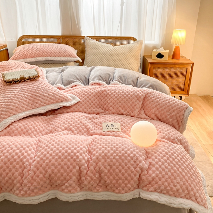 91家纺网 家纺一手货源 找家纺 澳梵家居 2023新款无印风豆豆绒牛奶绒包边工艺四件套 纯品-粉