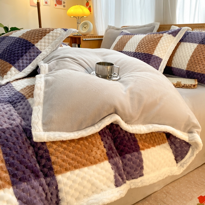 91家纺网 家纺一手货源 找家纺 澳梵家居 2023新款无印风豆豆绒牛奶绒包边工艺四件套 英伦格-蓝