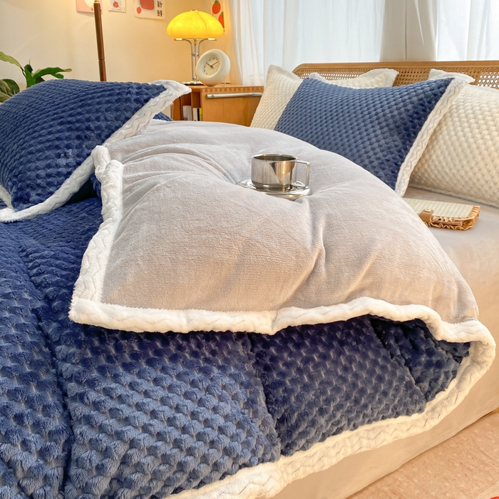 91家纺网 家纺一手货源 找家纺 澳梵家居 2023新款无印风豆豆绒牛奶绒包边工艺四件套 纯品-蓝