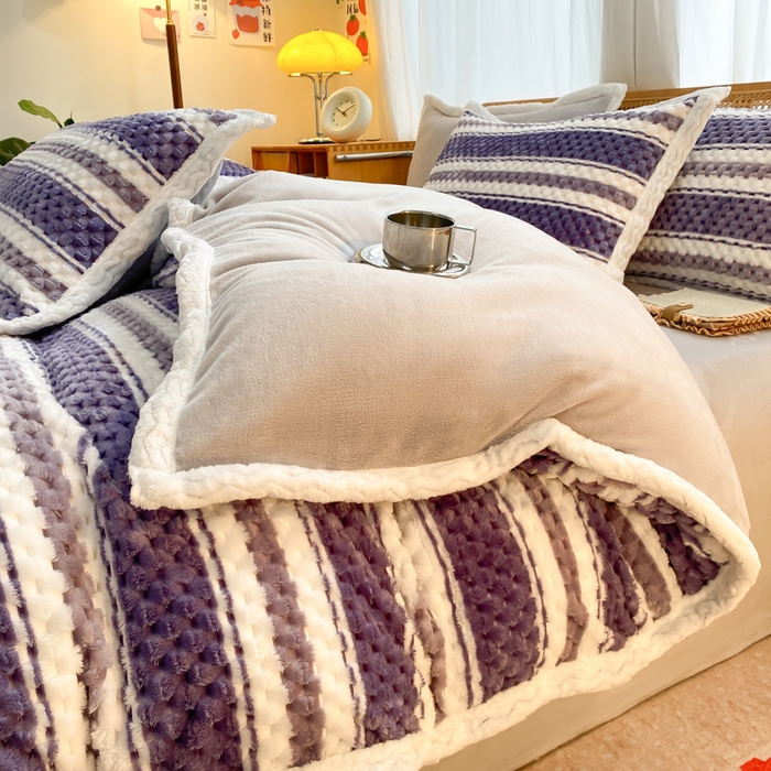 91家纺网 家纺一手货源 找家纺 澳梵家居 2023新款无印风豆豆绒牛奶绒包边工艺四件套 条纹-蓝紫