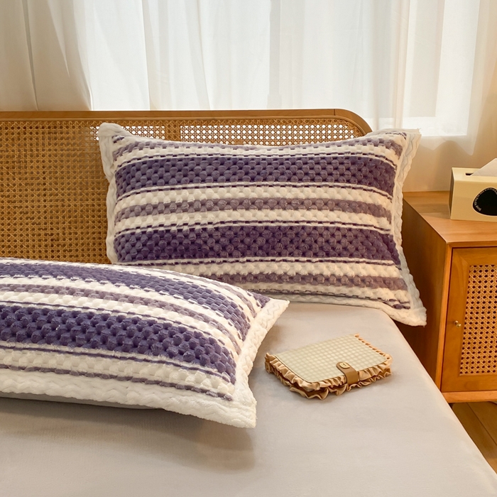 91家纺网 家纺一手货源 找家纺 澳梵家居 2023新款无印风豆豆绒牛奶绒包边工艺四件套 条纹-蓝紫