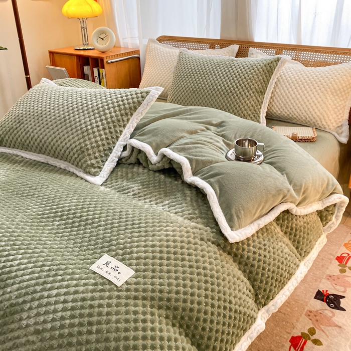 91家纺网 家纺一手货源 找家纺 澳梵家居 2023新款无印风豆豆绒牛奶绒包边工艺四件套 纯品-草绿