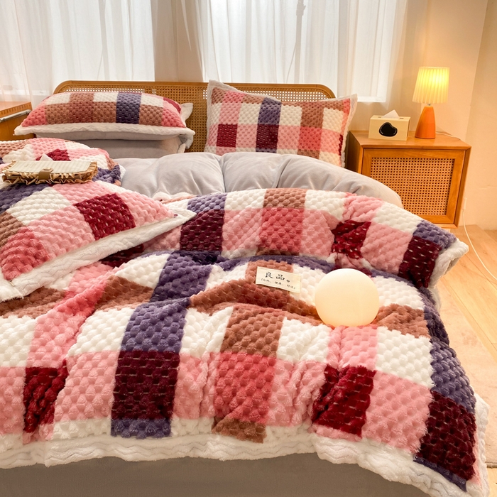 91家纺网 家纺一手货源 找家纺 澳梵家居 2023新款无印风豆豆绒牛奶绒包边工艺四件套 英伦格-红