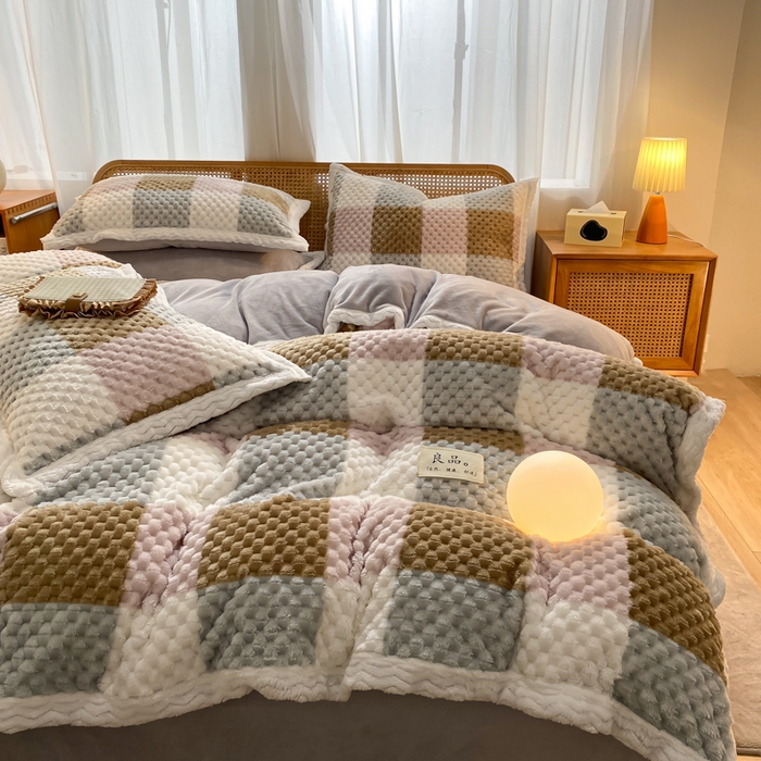 91家纺网 家纺一手货源 找家纺 （总）澳梵家居 2023新款无印风豆豆绒牛奶绒包边工艺四件套