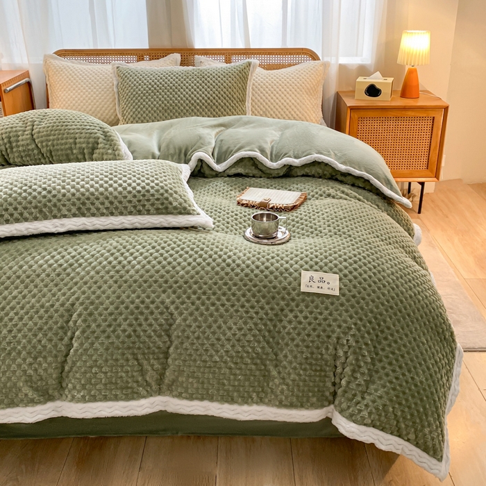 91家纺网 家纺一手货源 找家纺 澳梵家居 2023新款无印风豆豆绒牛奶绒包边工艺四件套 纯品-草绿