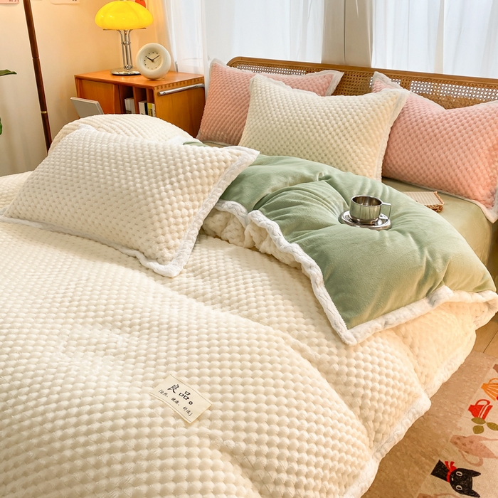 91家纺网 家纺一手货源 找家纺 澳梵家居 2023新款无印风豆豆绒牛奶绒包边工艺四件套 纯品-白豆绿