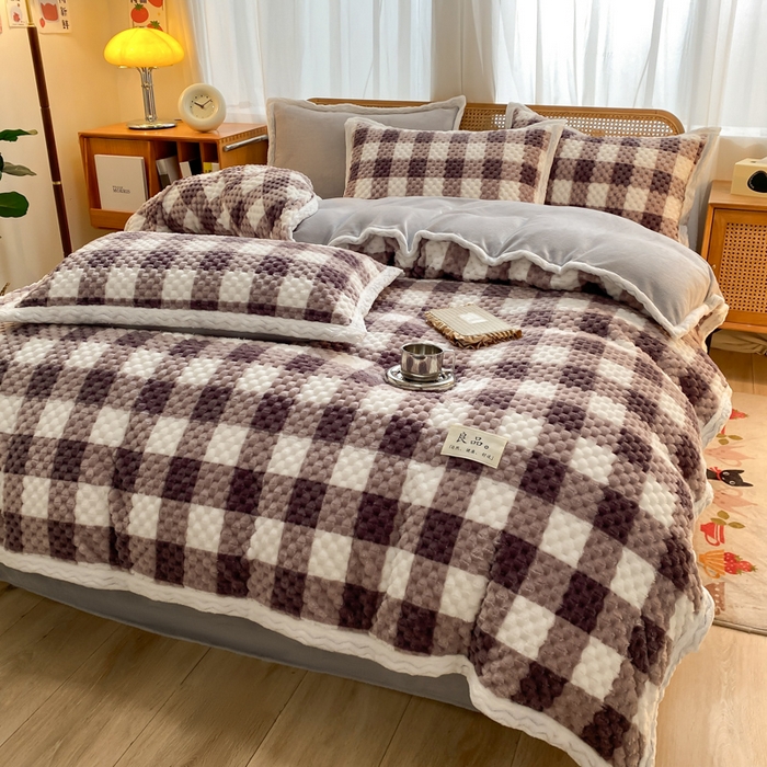 91家纺网 家纺一手货源 找家纺 澳梵家居 2023新款无印风豆豆绒牛奶绒包边工艺四件套 小方格-卡其