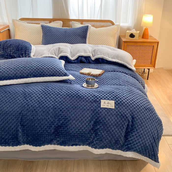 91家纺网 家纺一手货源 找家纺 澳梵家居 2023新款无印风豆豆绒牛奶绒包边工艺四件套 纯品-蓝