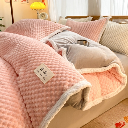 91家纺网 家纺一手货源 找家纺 （总）澳梵家居 2023新款无印风豆豆绒牛奶绒包边工艺四件套