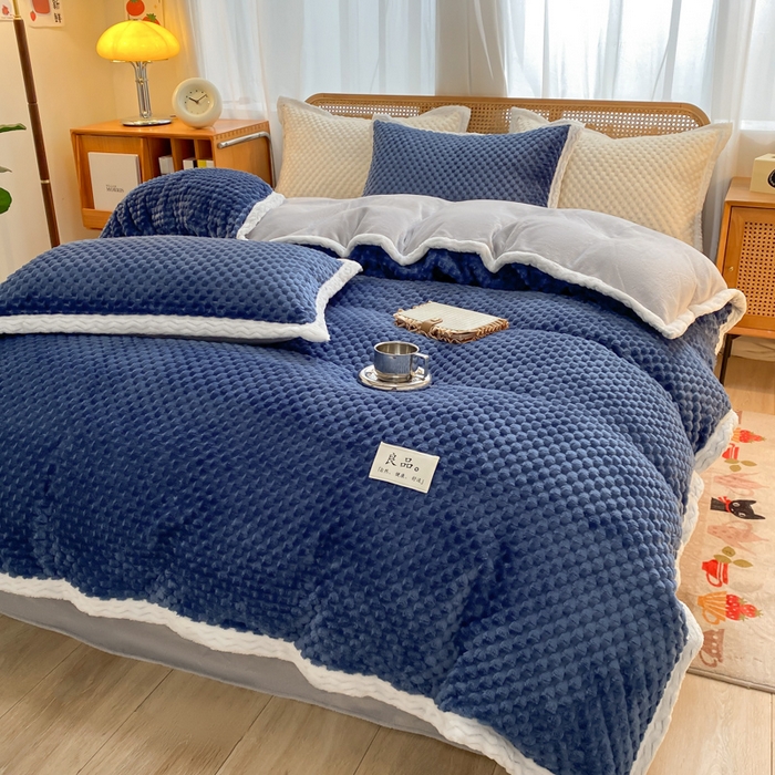 91家纺网 家纺一手货源 找家纺 澳梵家居 2023新款无印风豆豆绒牛奶绒包边工艺四件套 纯品-蓝