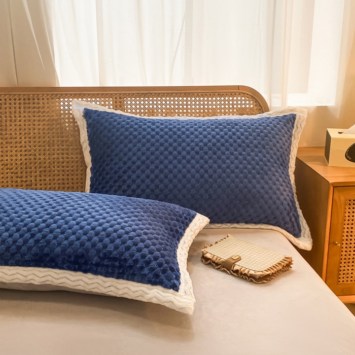 91家纺网 家纺一手货源 找家纺 澳梵家居 2023新款无印风豆豆绒牛奶绒包边工艺四件套 纯品-蓝