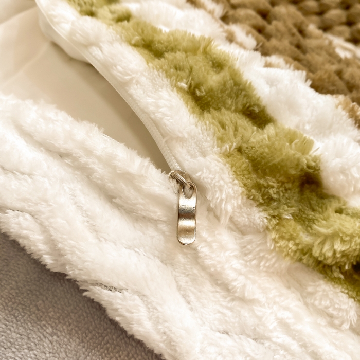 91家纺网 家纺一手货源 找家纺 澳梵家居 2023新款无印风豆豆绒牛奶绒包边工艺四件套 条纹-卡其绿