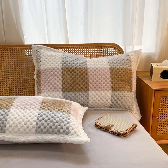 91家纺网 家纺一手货源 找家纺 澳梵家居 2023新款无印风豆豆绒牛奶绒包边工艺四件套 英伦格-浅绿