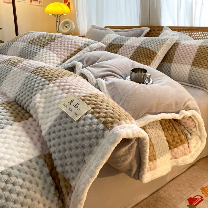 91家纺网 家纺一手货源 找家纺 澳梵家居 2023新款无印风豆豆绒牛奶绒包边工艺四件套 英伦格-浅绿