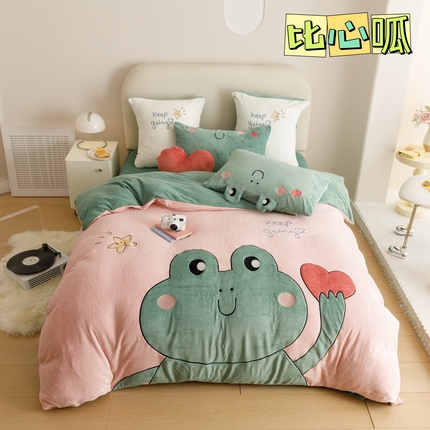 91家纺网 家纺一手货源 找家纺 塔塔 2025新款250g全消光多巴胺牛奶绒贴布绣四件套 比心呱