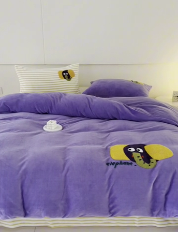 91家纺网 家纺一手货源 找家纺 洋铭区（原狠狠爱） 2023新款AB版牛奶绒四件套-元气满满系列 元气满满紫