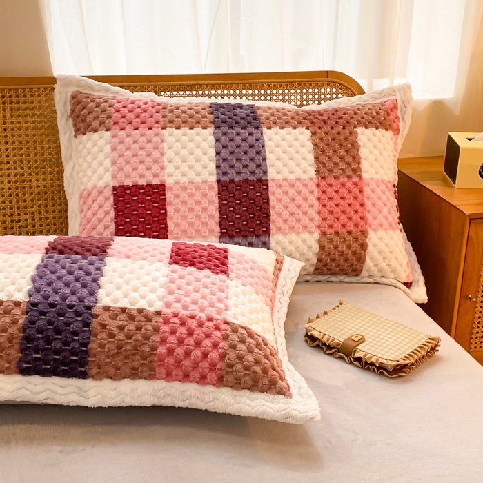 91家纺网 家纺一手货源 找家纺 澳梵家居 2023新款无印风豆豆绒牛奶绒包边工艺四件套 英伦格-红