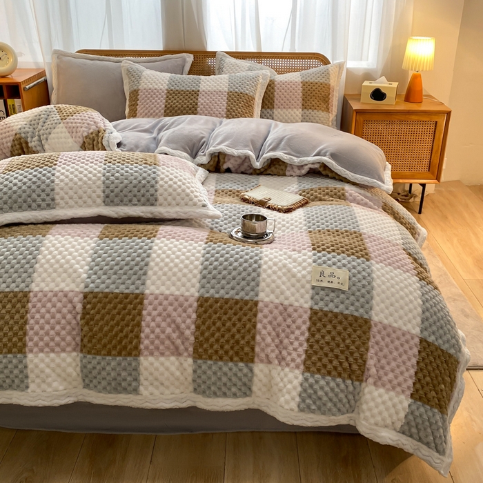 91家纺网 家纺一手货源 找家纺 （总）澳梵家居 2023新款无印风豆豆绒牛奶绒包边工艺四件套