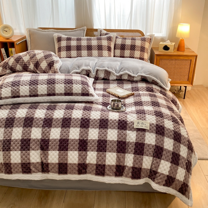 91家纺网 家纺一手货源 找家纺 澳梵家居 2023新款无印风豆豆绒牛奶绒包边工艺四件套 小方格-卡其