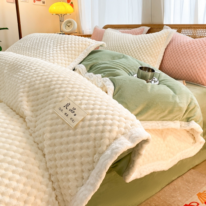 91家纺网 家纺一手货源 找家纺 澳梵家居 2023新款无印风豆豆绒牛奶绒包边工艺四件套 纯品-白豆绿