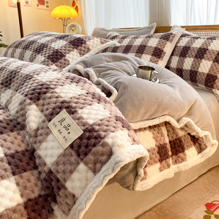 91家纺网 家纺一手货源 找家纺 澳梵家居 2023新款无印风豆豆绒牛奶绒包边工艺四件套 小方格-卡其