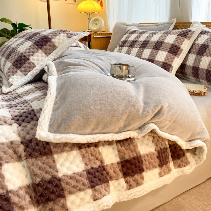 91家纺网 家纺一手货源 找家纺 澳梵家居 2023新款无印风豆豆绒牛奶绒包边工艺四件套 小方格-卡其