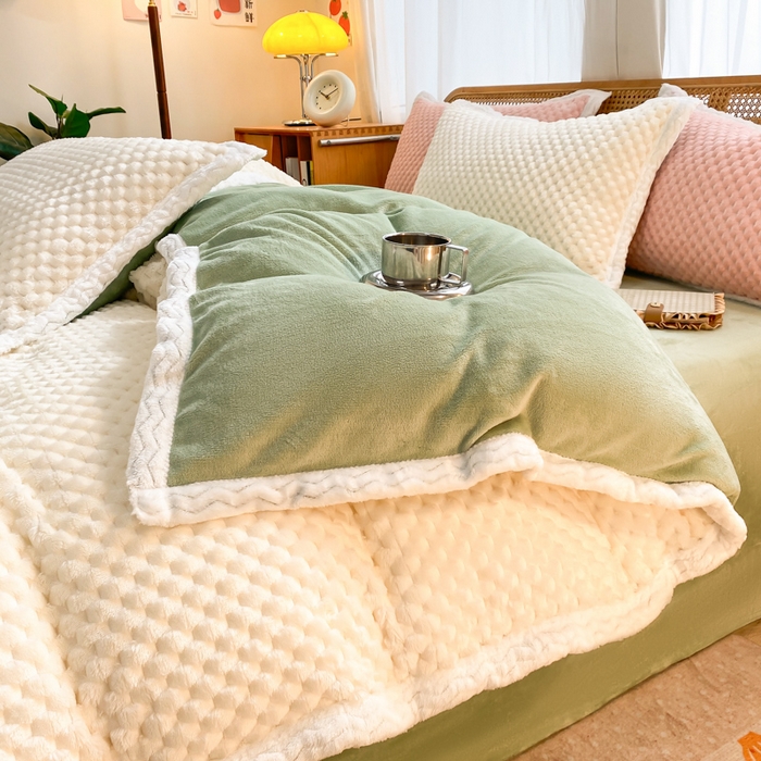 91家纺网 家纺一手货源 找家纺 澳梵家居 2023新款无印风豆豆绒牛奶绒包边工艺四件套 纯品-白豆绿