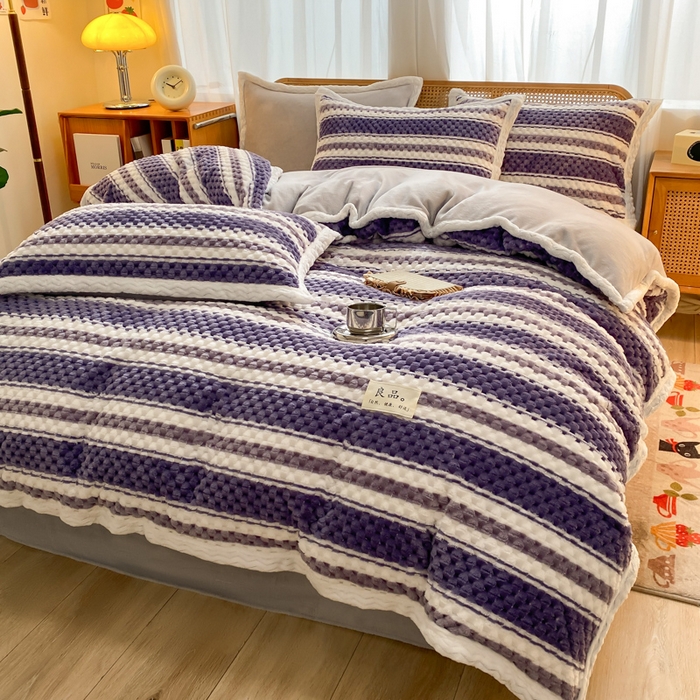 91家纺网 家纺一手货源 找家纺 澳梵家居 2023新款无印风豆豆绒牛奶绒包边工艺四件套 条纹-蓝紫