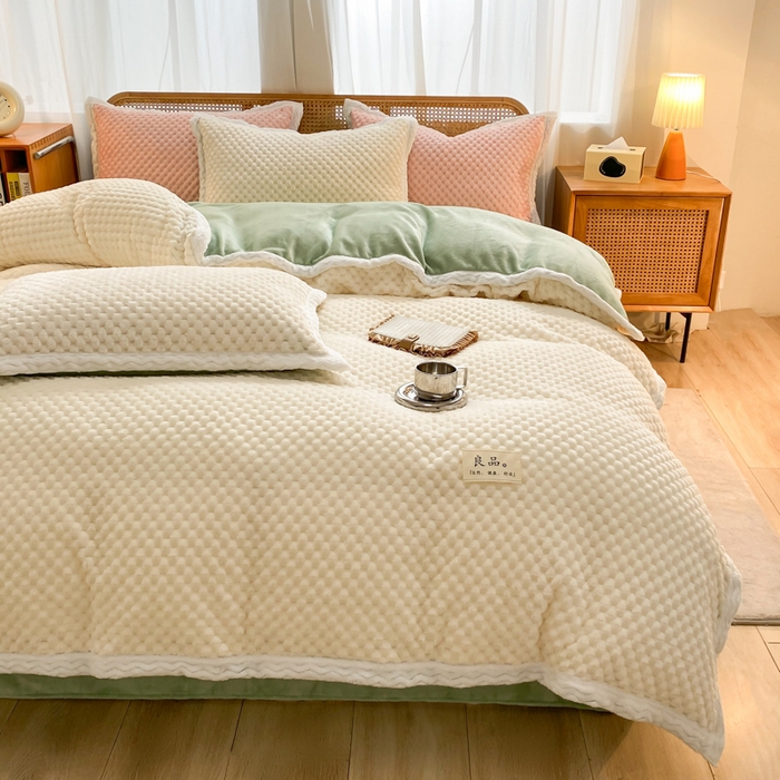 91家纺网 家纺一手货源 找家纺 澳梵家居 2023新款无印风豆豆绒牛奶绒包边工艺四件套 纯品-白豆绿