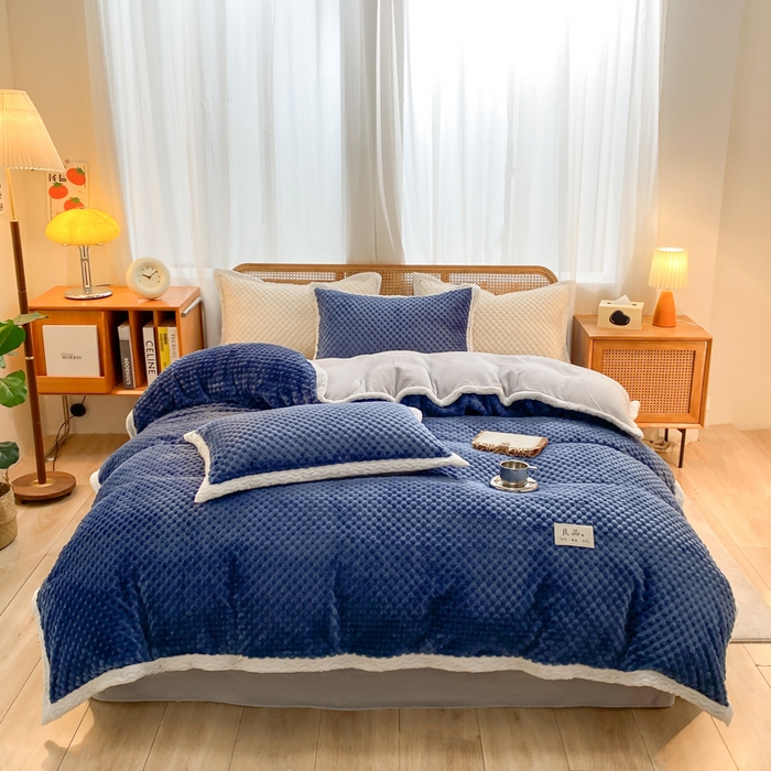 91家纺网 家纺一手货源 找家纺 澳梵家居 2023新款无印风豆豆绒牛奶绒包边工艺四件套 纯品-蓝