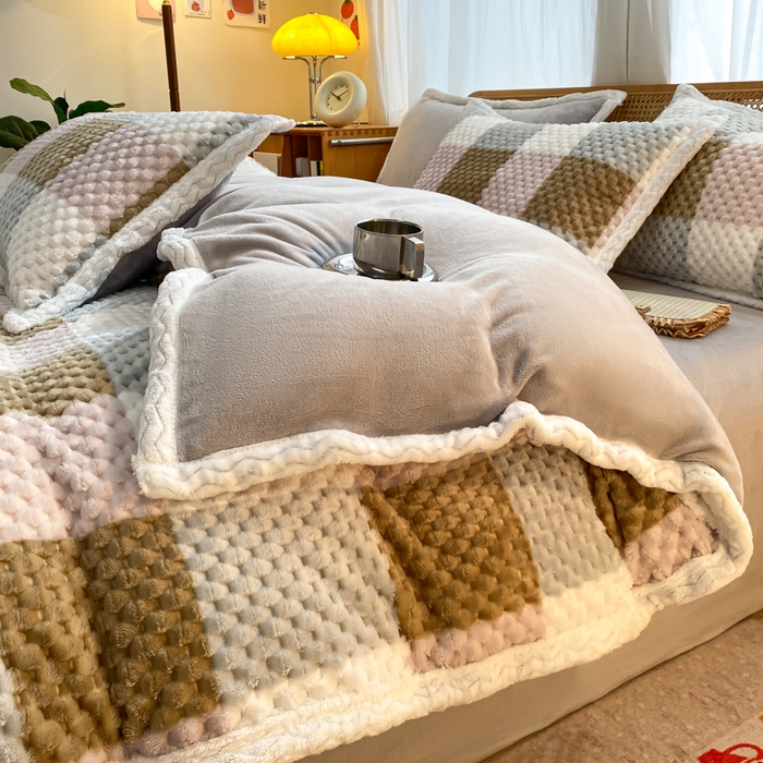 91家纺网 家纺一手货源 找家纺 （总）澳梵家居 2023新款无印风豆豆绒牛奶绒包边工艺四件套