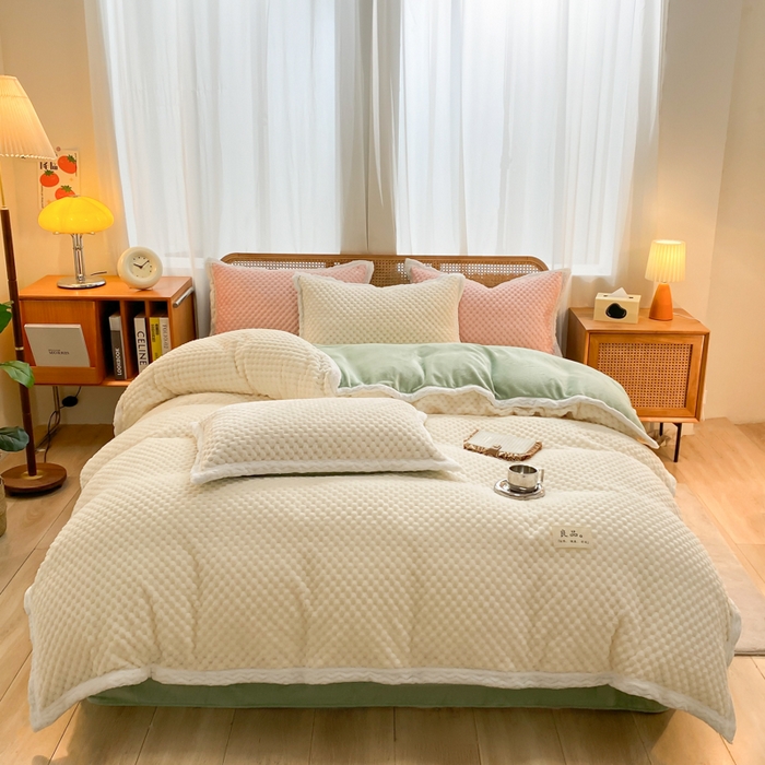 91家纺网 家纺一手货源 找家纺 澳梵家居 2023新款无印风豆豆绒牛奶绒包边工艺四件套 纯品-白豆绿