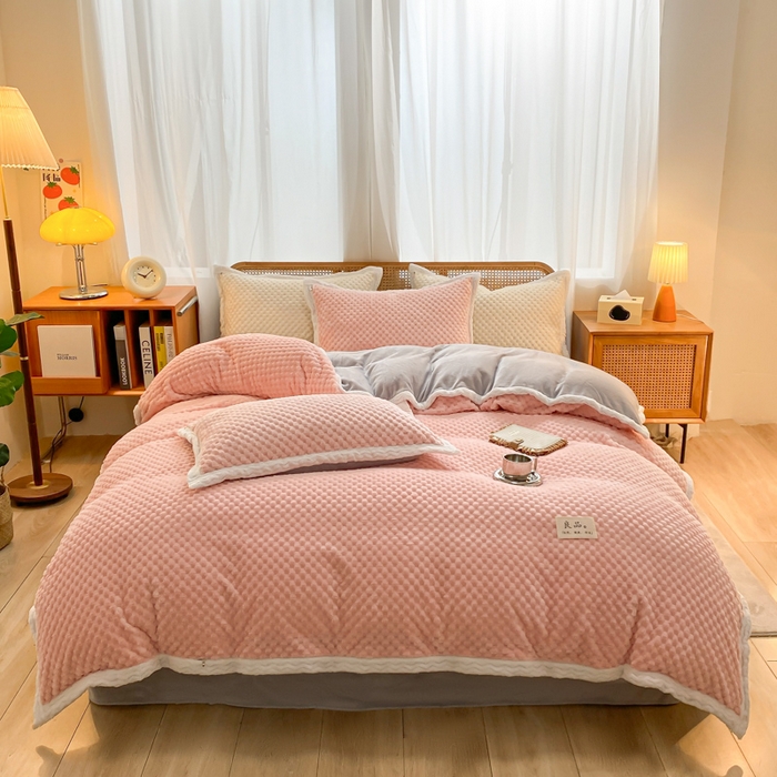 91家纺网 家纺一手货源 找家纺 澳梵家居 2023新款无印风豆豆绒牛奶绒包边工艺四件套 纯品-粉