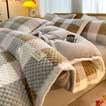 91家纺网 家纺一手货源 找家纺 （总）澳梵家居 2023新款无印风豆豆绒牛奶绒包边工艺四件套