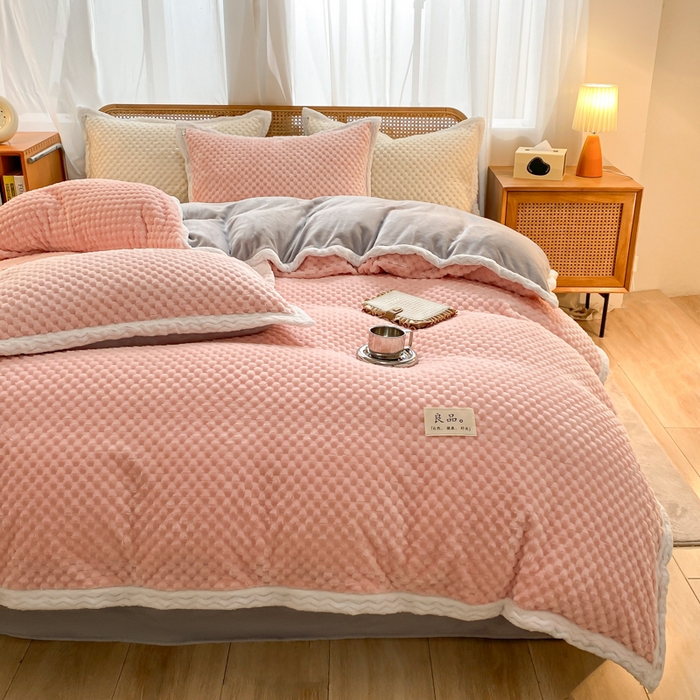 91家纺网 家纺一手货源 找家纺 澳梵家居 2023新款无印风豆豆绒牛奶绒包边工艺四件套 纯品-粉