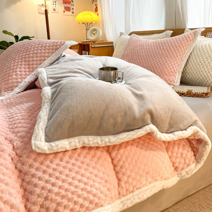 91家纺网 家纺一手货源 找家纺 澳梵家居 2023新款无印风豆豆绒牛奶绒包边工艺四件套 纯品-粉