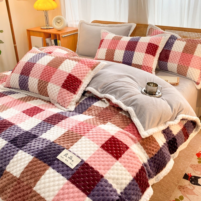 91家纺网 家纺一手货源 找家纺 澳梵家居 2023新款无印风豆豆绒牛奶绒包边工艺四件套 英伦格-红