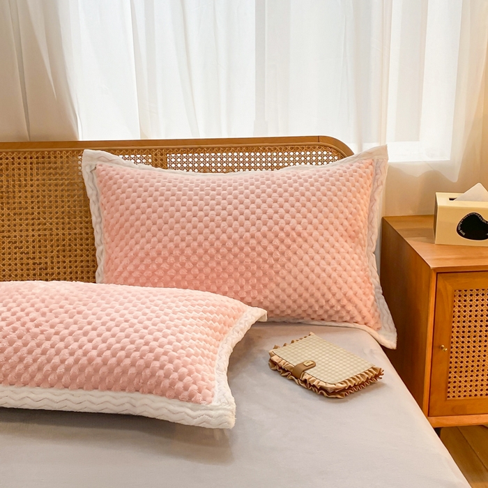 91家纺网 家纺一手货源 找家纺 澳梵家居 2023新款无印风豆豆绒牛奶绒包边工艺四件套 纯品-粉