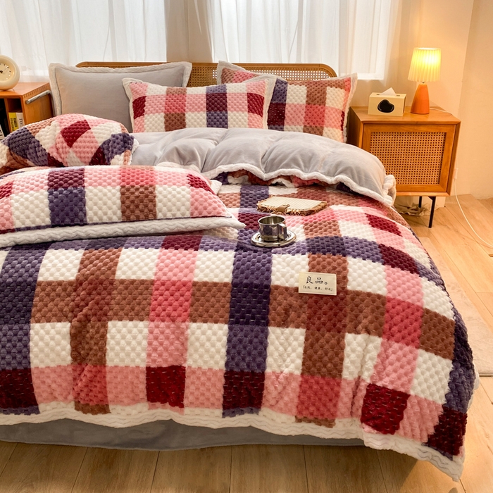 91家纺网 家纺一手货源 找家纺 澳梵家居 2023新款无印风豆豆绒牛奶绒包边工艺四件套 英伦格-红