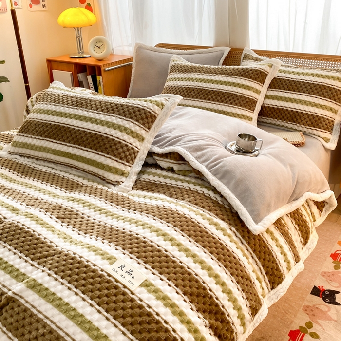 91家纺网 家纺一手货源 找家纺 澳梵家居 2023新款无印风豆豆绒牛奶绒包边工艺四件套 条纹-卡其绿