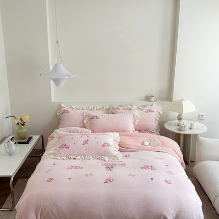 91家纺网 家纺一手货源 找家纺 眠屿家纺 2023新款加厚高克重牛奶绒花边四件套 花边玫瑰恋曲-粉
