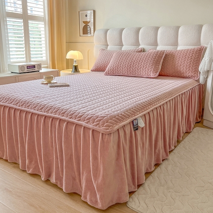 91家纺网 家纺一手货源 找家纺 （总）格真 2025新款高克重牛奶绒夹棉床裙三件套（裙边高度45公分）