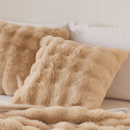 91家纺网 家纺一手货源 找家纺 （总）库里梦 2024新款托卡斯皮草抱枕套托抱枕套獭兔毛保暖加厚靠枕腰枕礼品 