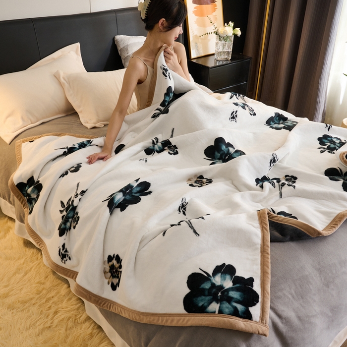 91家纺网 家纺一手货源 找家纺 21度C 2023新款轻奢云朵绒多功能双层复合毯 半亩花田