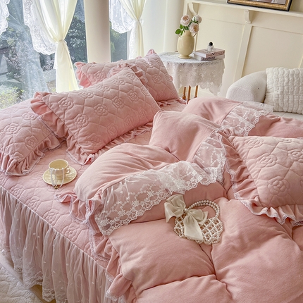网红馆 2025新款高克重牛奶绒花边床裙四件套-山茶系列 山茶-粉